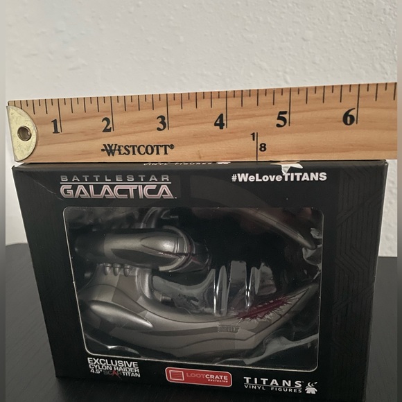 Battlestar Galactica Titans Vinyl Figures by Loot Crate - Picture 3 of 4